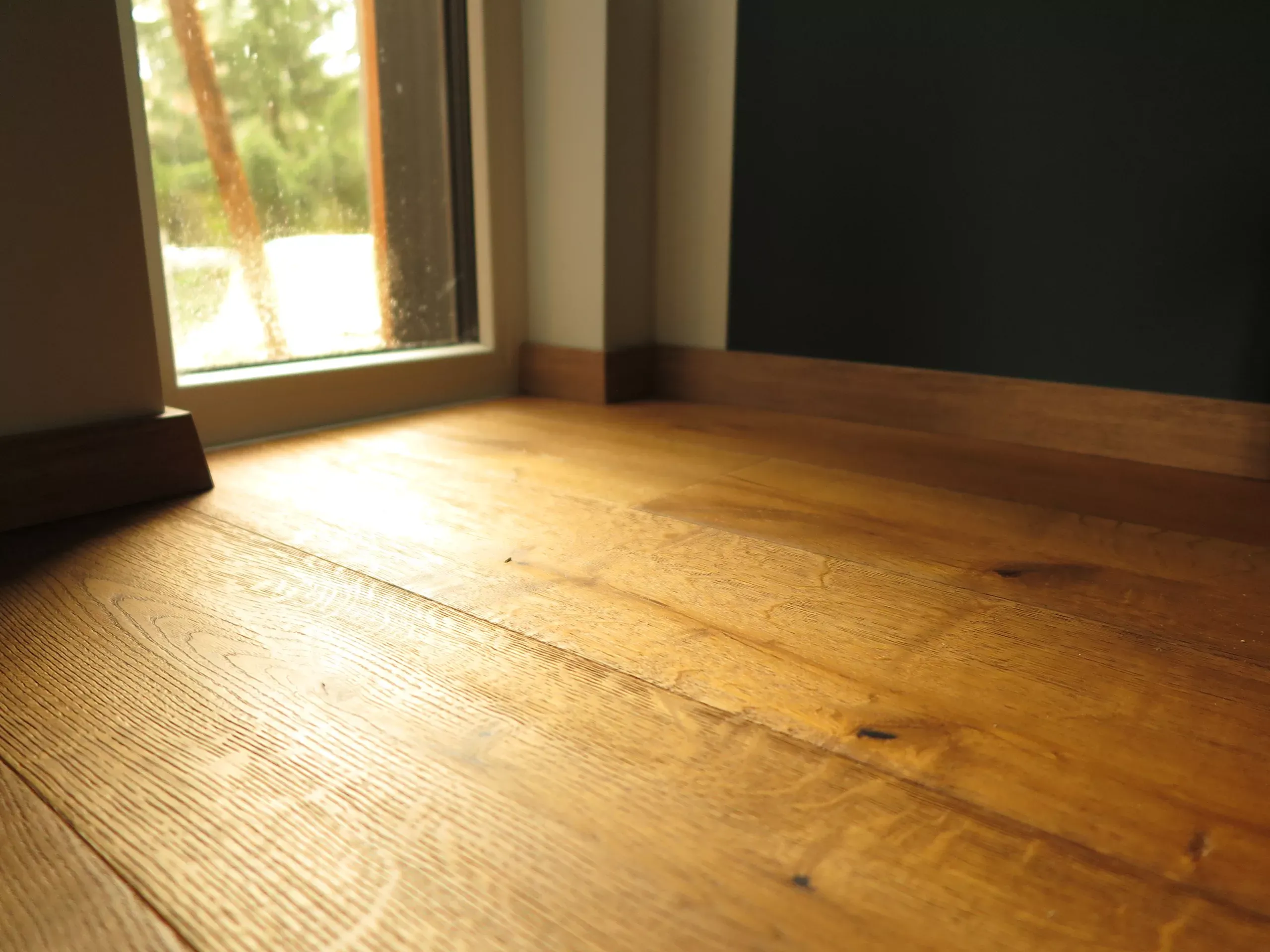 Live-Edge Esstisch mit Stahlbeinen