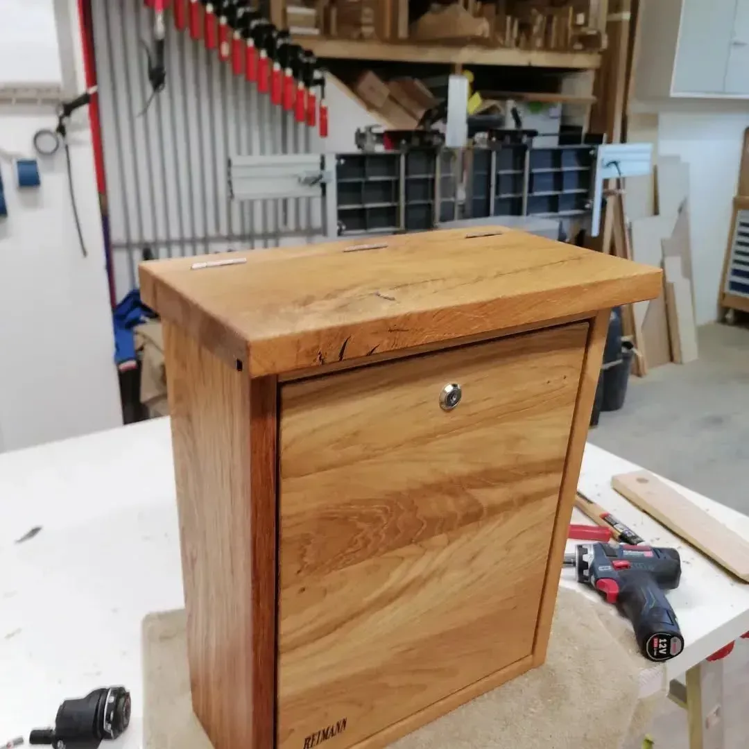 Imker mit handgefertigtem Bienenstock